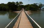 Atravessando ponte sobre a foz de um rio, no nosso caminho para Siete Altares, em Livingston, no litoral da Guatemala